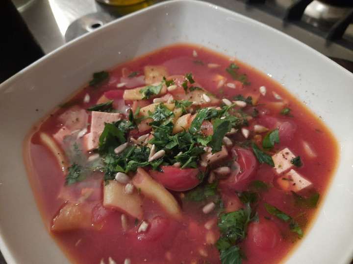 Zuppa di Miso Estiva - Con taccole, pomodorini, tofu e semi di girasole.