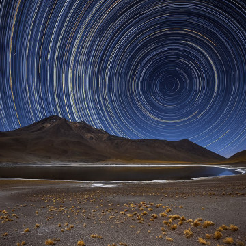 Figura 2. - Tutte le stelle del cielo notturno sembrano girare intorno ai due poli celesti (in questa foto, il polo sud). Queste fotografie, chiamate “star-trails”, vengono ottenute fotografando il cielo in time-lapse nell'arco di diverse ore. Figura 2.