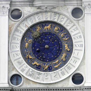 I dodici segni zodiacali sull'orologio astronomico di Venezia.