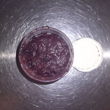 Con lo "scarto" del frullato di mele, banane e mirtilli, mela, cipolla, peperone, peperoncino, alloro, senape, vino e zucchero.